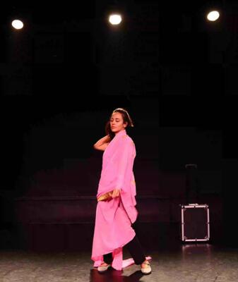 BOLLYWOOD BOULEVARD 2/8
