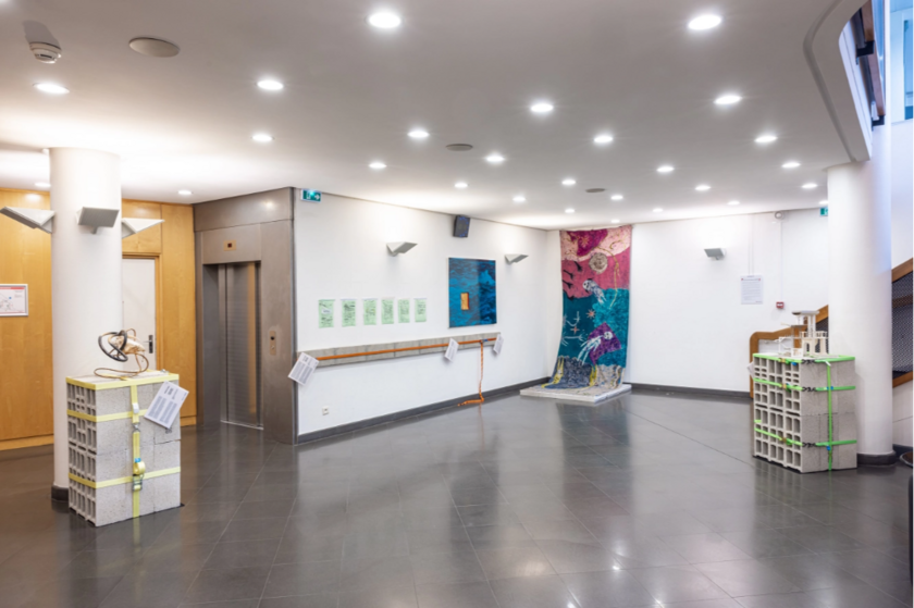 Gli artisti degli Ateliers du Quai Antoine Ier espongono al Théâtre des Variétés 1/4